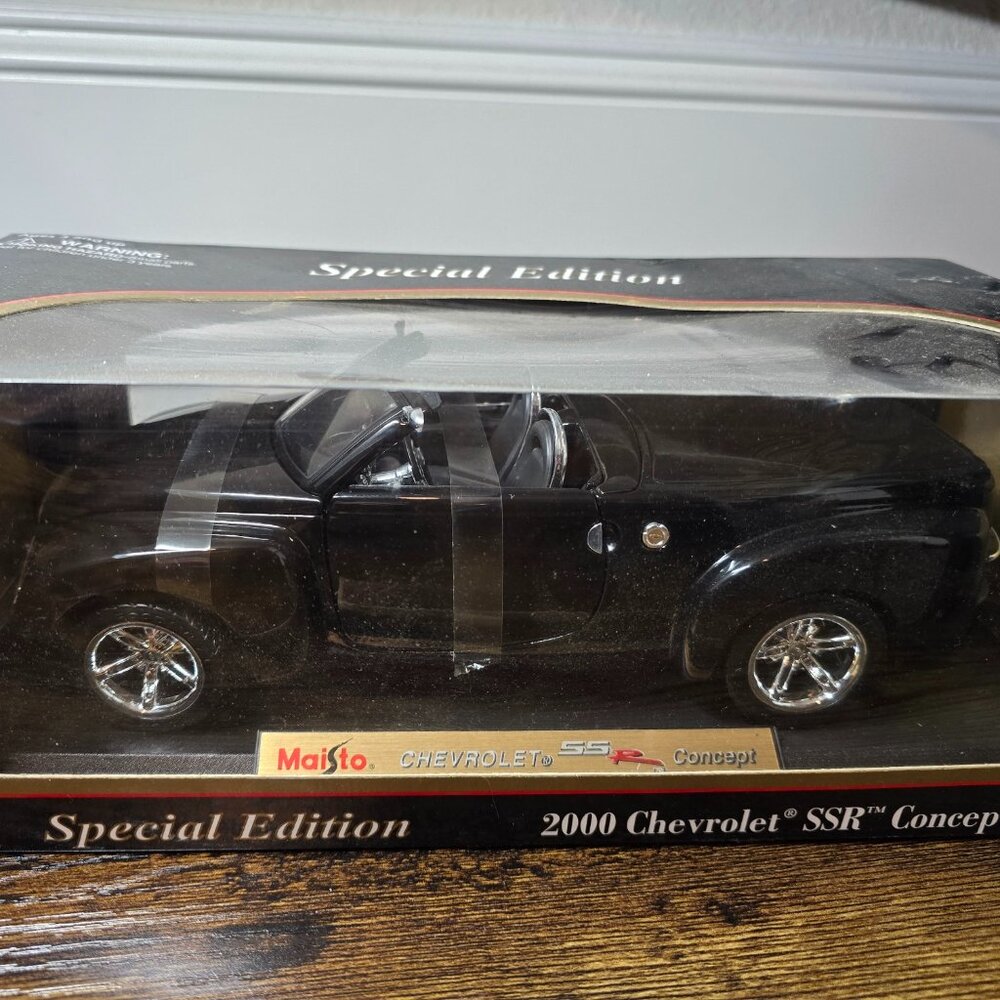 Maisto 2000 Chevrolet SSR Concept Black Collectable 1:18 New